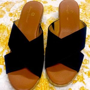 Like New women’s Tommy Bahama Navy slides